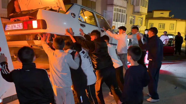 Kız istemeye gittikleri mahallede meşaleler yakıp, çekicideki otomobile patinaj yaptırdılar