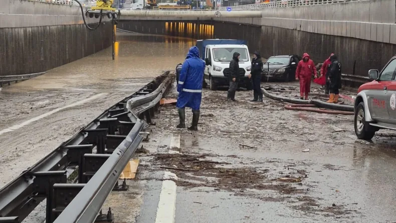 Kocaeli'de sağanak nedeniyle ev ve iş yerlerini su bastı (2)