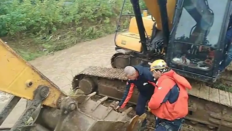 Kocaeli'de sağanak nedeniyle ev ve iş yerlerini su bastı; sele kapılan kişi kayboldu (3)