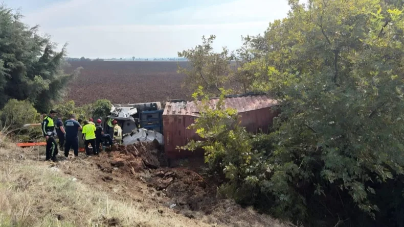 Kontrolden çıkan TIR, tarlaya uçtu: 1 yaralı