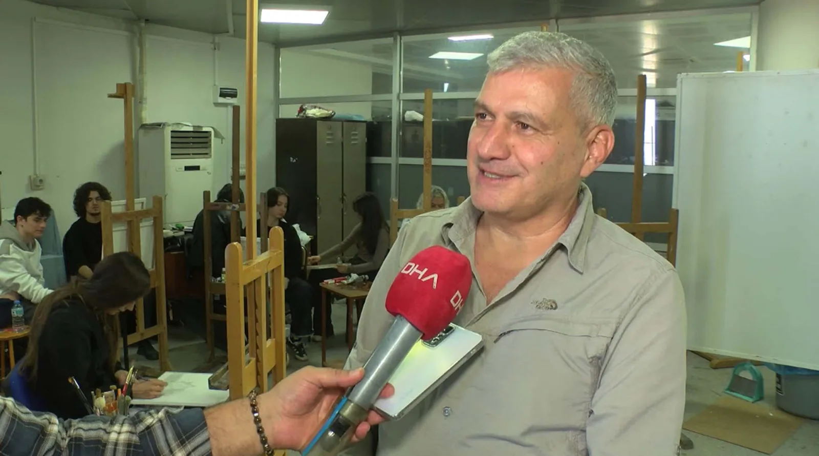 Konuşmaya başlamadan resim yapmayı öğrenen otizmli Eylül, Güzel Sanatlar Fakültesi'ne başladı