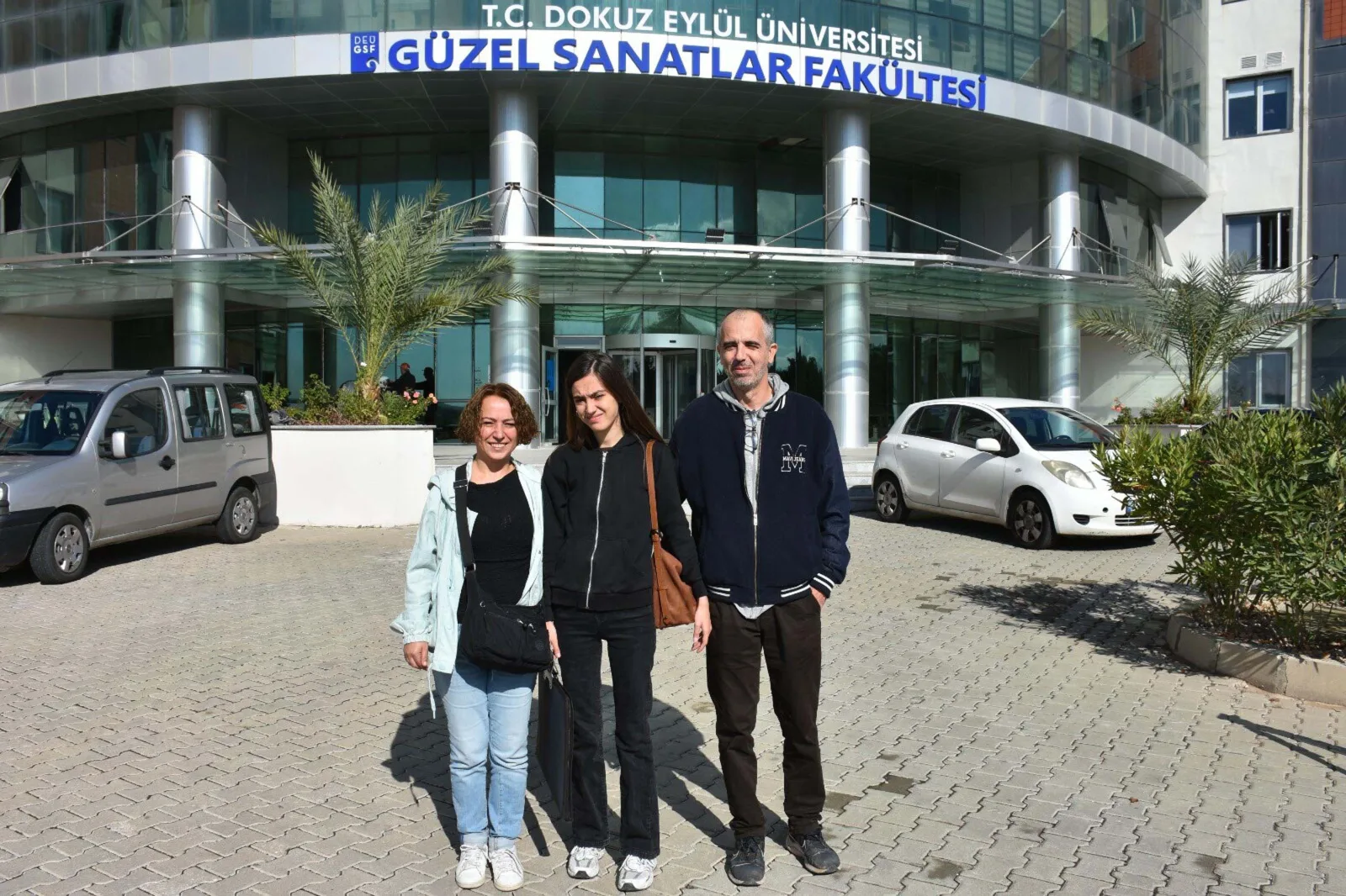 Konuşmaya başlamadan resim yapmayı öğrenen otizmli Eylül, Güzel Sanatlar Fakültesi'ne başladı