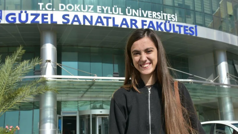 Konuşmaya başlamadan resim yapmayı öğrenen otizmli Eylül, Güzel Sanatlar Fakültesi'ne başladı
