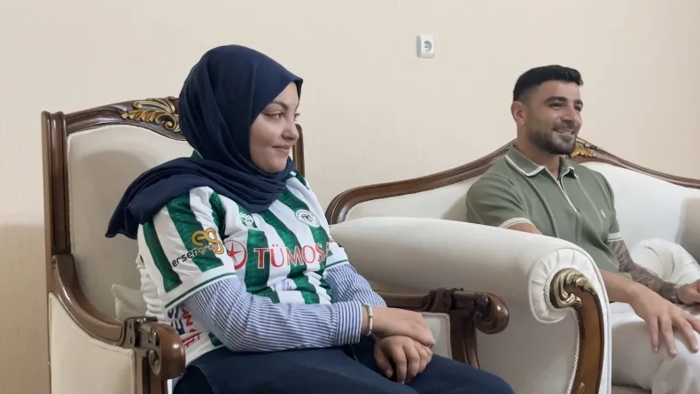 Konyasporlu futbolcular omurilik kanser tedavisi gören Konyaspor taraftarı Sude Ay'ı ziyaret etti