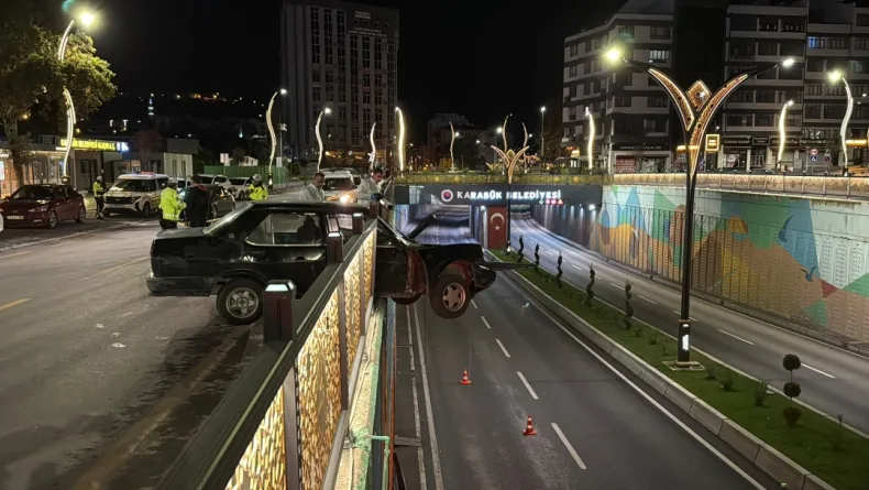 Köprü korkuluklarına çarpan otomobil askıda kaldı