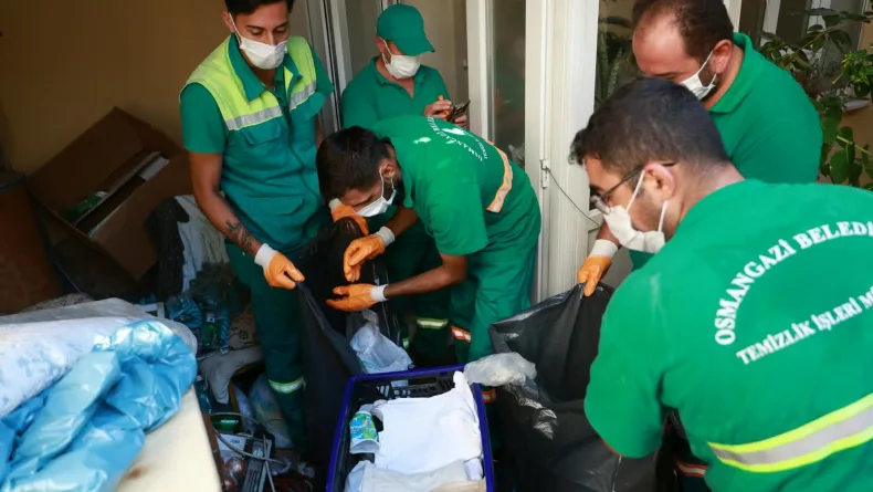 Kötü koku yayılan evden 2 kamyon çöp çıktı