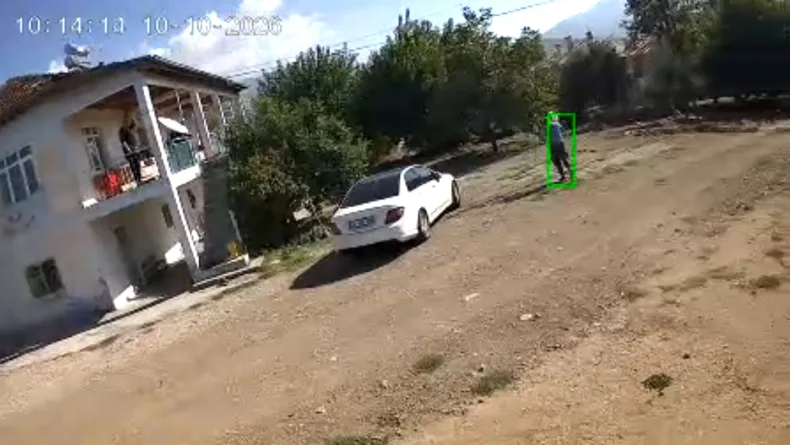 Kovanların bakımını yaparken arı saldırısında yaralandı