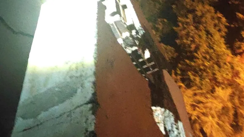Kozan’da yıldırım düştü; elektrik direği ve bina zarar gördü, araçlarda hasar oluştu
