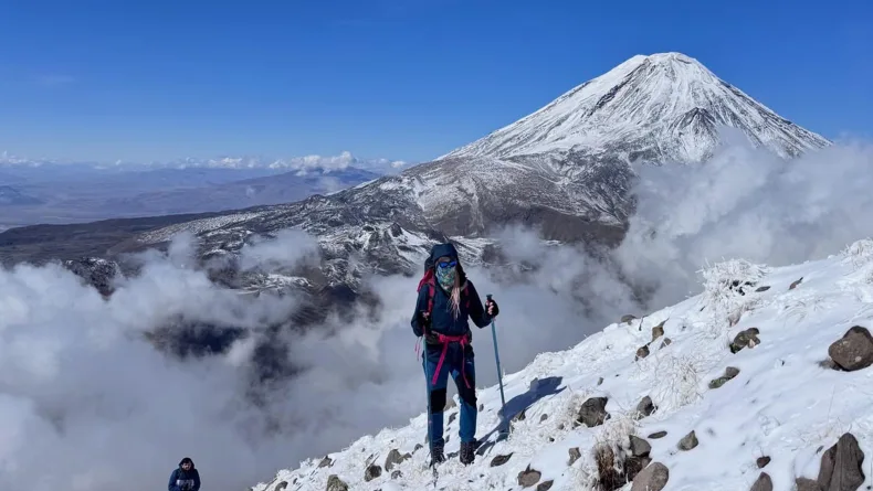 Küçük Ağrı Dağı'nın zirvesinden, bulutlar arasında yükselen Büyük Ağrı Dağı'nı izlediler