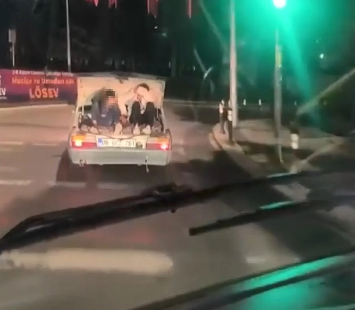 Küçükçekmece’de 2 çocuğun otomobilin bagajındaki tehlikeli yolculuğu kamerada