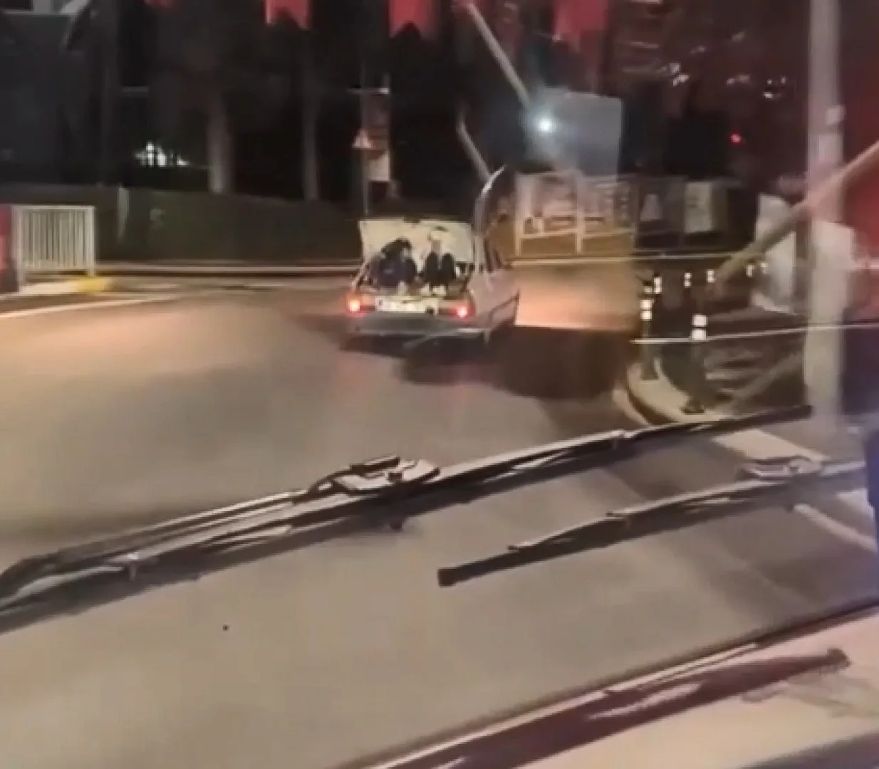 Küçükçekmece’de 2 çocuğun otomobilin bagajındaki tehlikeli yolculuğu kamerada