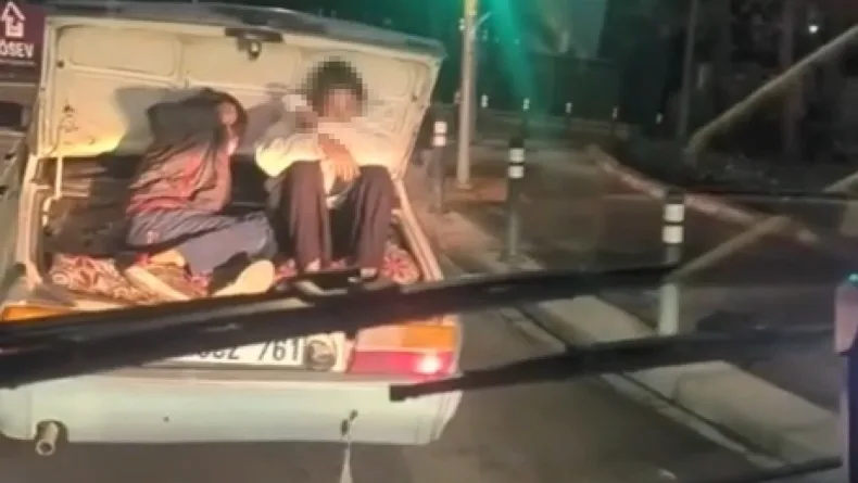 Küçükçekmece’de 2 çocuğun otomobilin bagajındaki tehlikeli yolculuğu kamerada