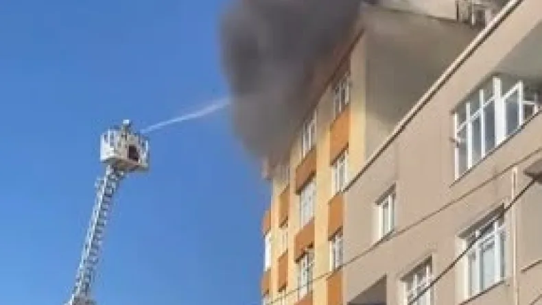 Küçükçekmece’de 6 katlı binada çıkan yangın söndürüldü