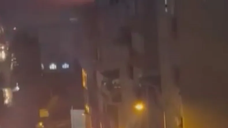 Küçükçekmece'de binanın çatısında yangın -1