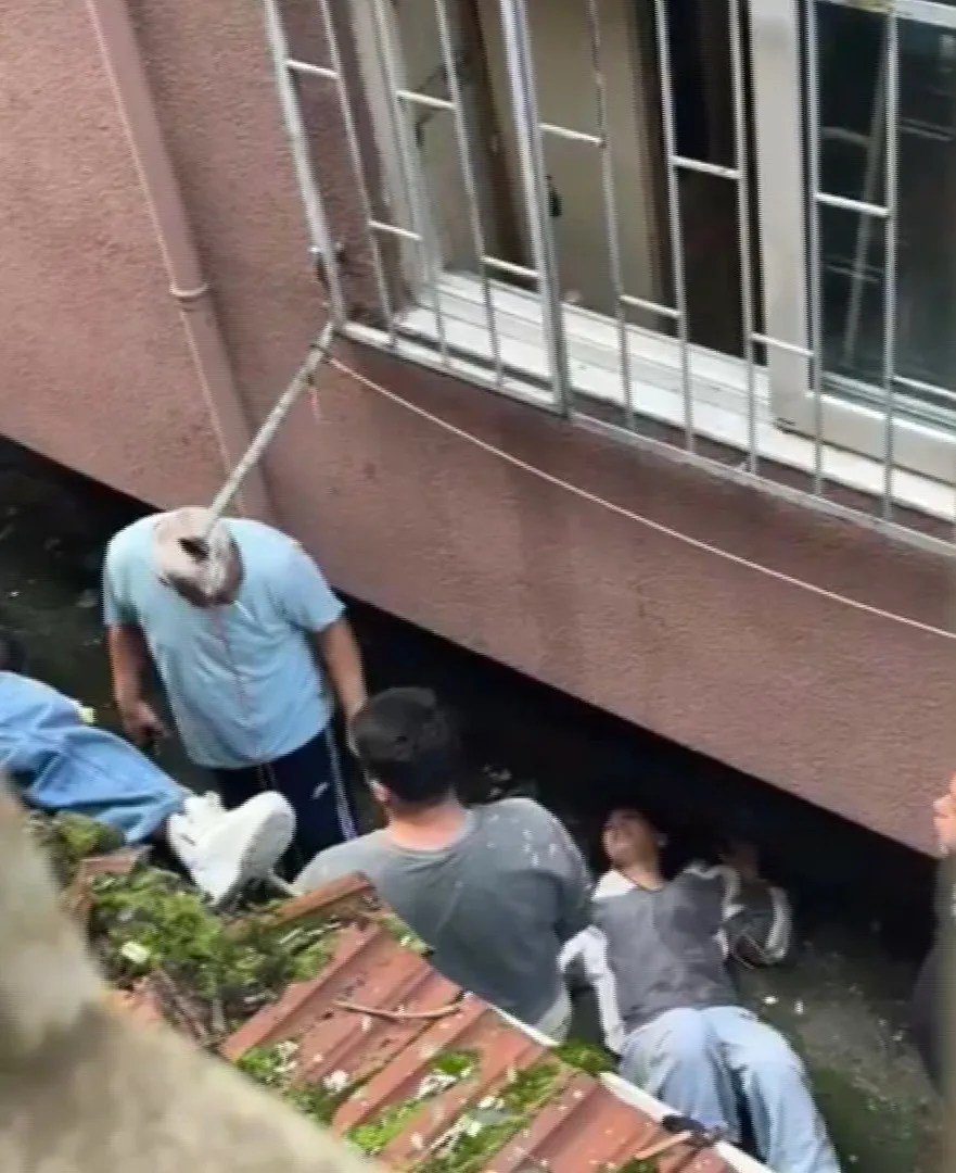 Küçükçekmece'de eve kilitlenen 2 genç kız, sarkıttıkları çarşafla kaçarken 3'üncü kattan düştü