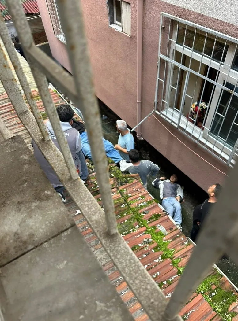 Küçükçekmece'de eve kilitlenen 2 genç kız, sarkıttıkları çarşafla kaçarken 3'üncü kattan düştü