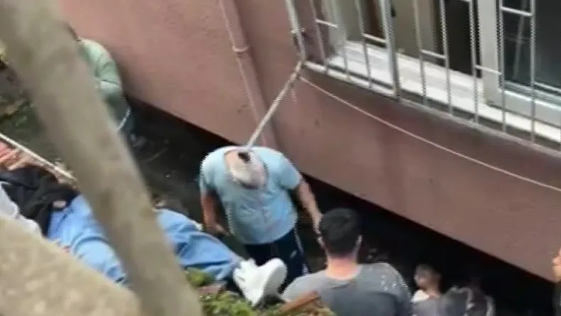 Küçükçekmece'de eve kilitlenen 2 genç kız, sarkıttıkları çarşafla kaçarken 3'üncü kattan düştü