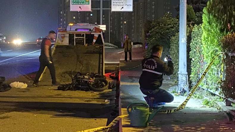 Küçükçekmece'de otomobil ile çarpışan motosikletli öldü; kaza kamerada