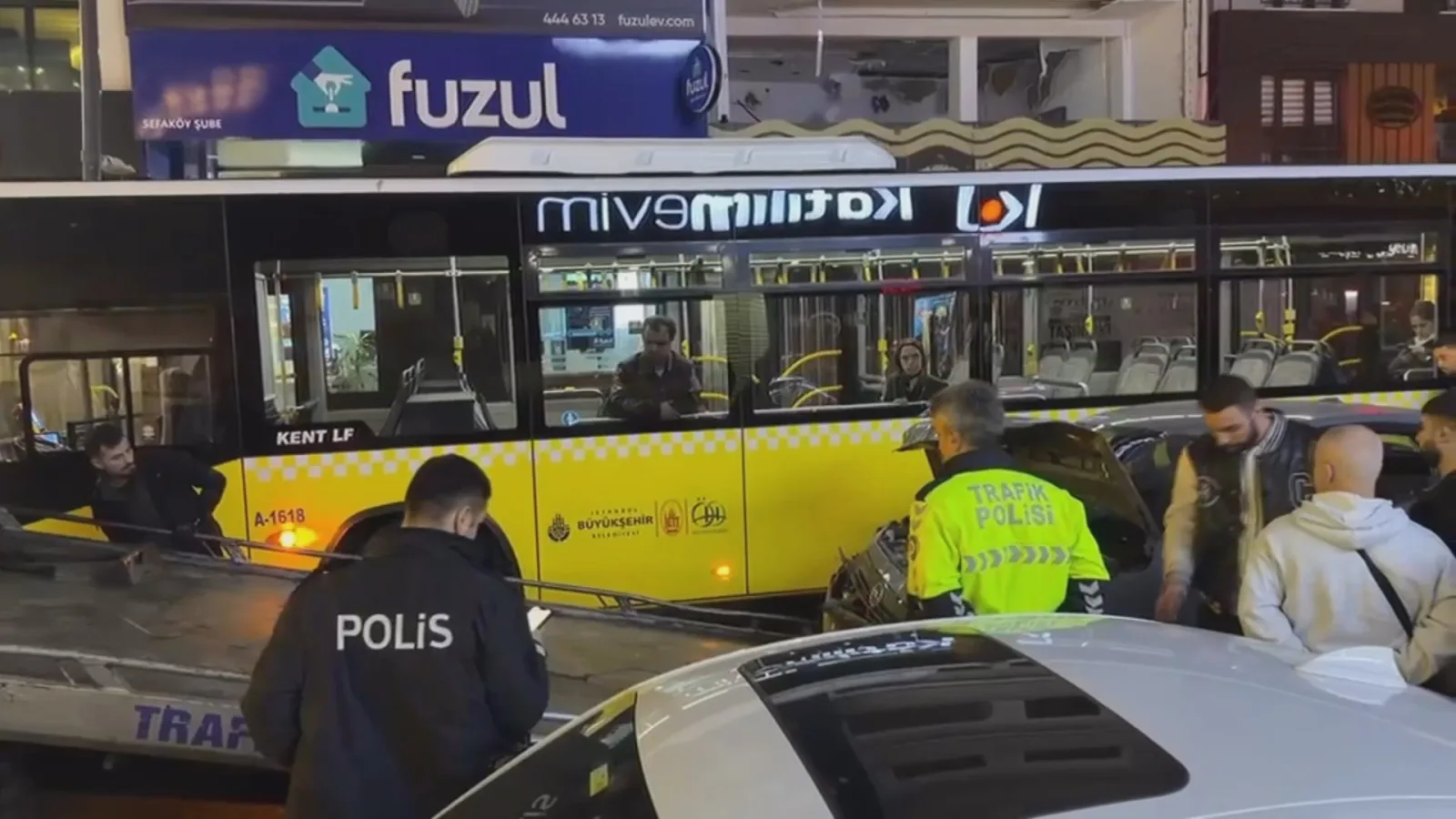 Küçükçekmece’de otomobil, yolcu minibüsüne çarptı: 2 yaralı