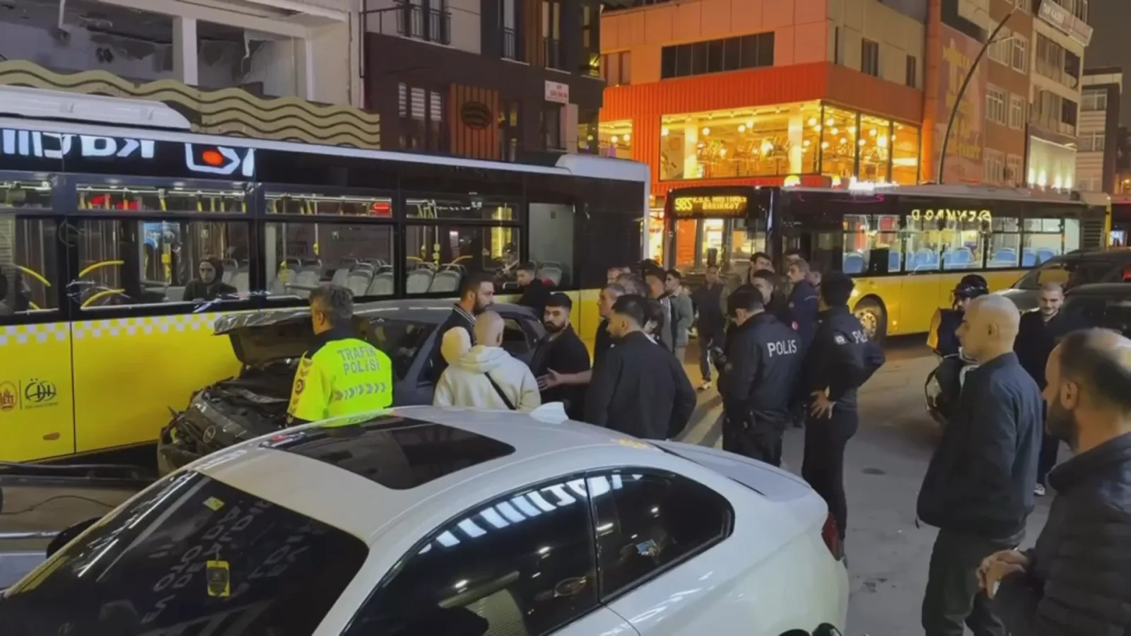 Küçükçekmece’de otomobil, yolcu minibüsüne çarptı: 2 yaralı