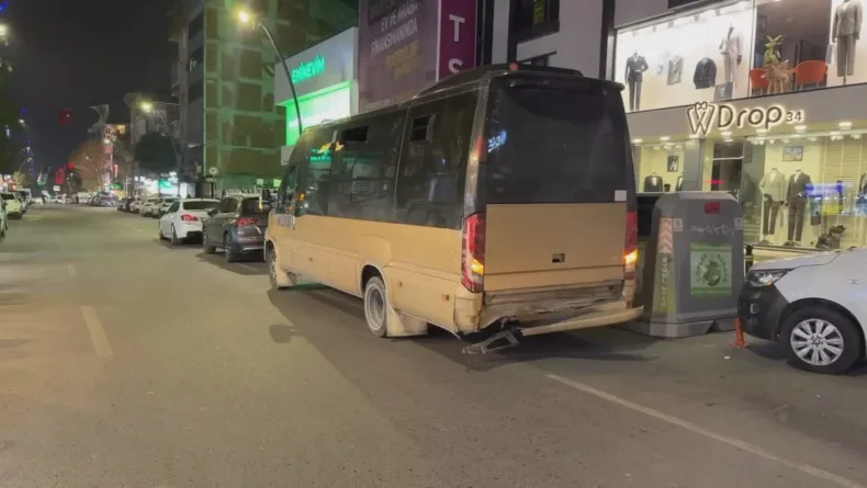 Küçükçekmece’de otomobil, yolcu minibüsüne çarptı: 2 yaralı