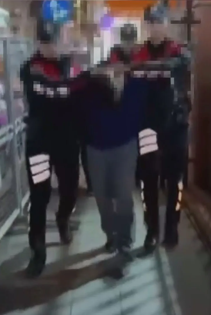 Küçükçekmece'de polisten kaçmaya çalışan kişinin üzerinde uyuşturucu ele geçirildi
