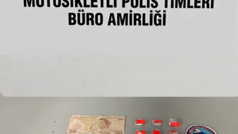 Küçükçekmece'de polisten kaçmaya çalışan kişinin üzerinde uyuşturucu ele geçirildi