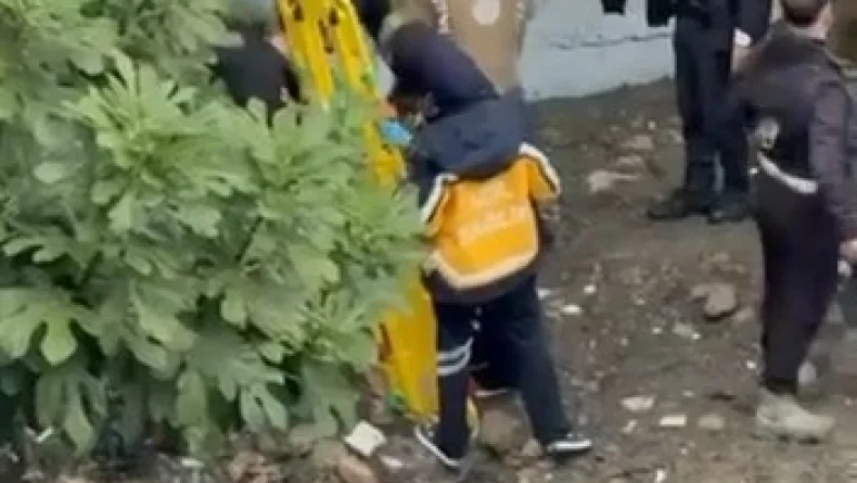 Küçükçekmece’de su basan bodrum katta mahsur kalan kişiyi itfaiye kurtardı