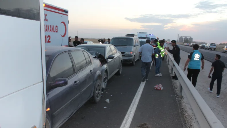 Kum fırtınasında zincirleme kaza; 16 yaralı (2)