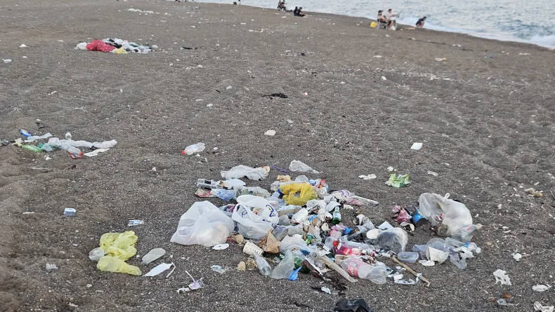 Kumköy sahili, yine çöplüğe döndü