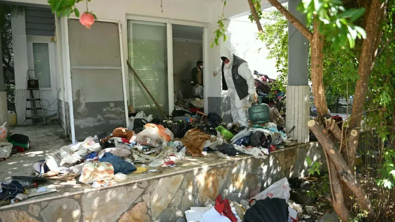Kuşadası’nda 3 katlı evden 6 kamyon çöp çıktı