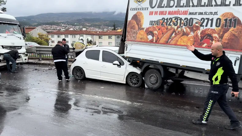 Kütahya’da 5 aracın karıştığı zincirleme kaza: 1 yaralı