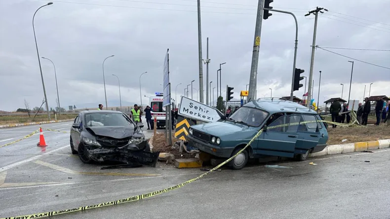 Kütahya'da iki otomobilin çarpıştığı kaza kamerada; 2 ölü, 8 yaralı
