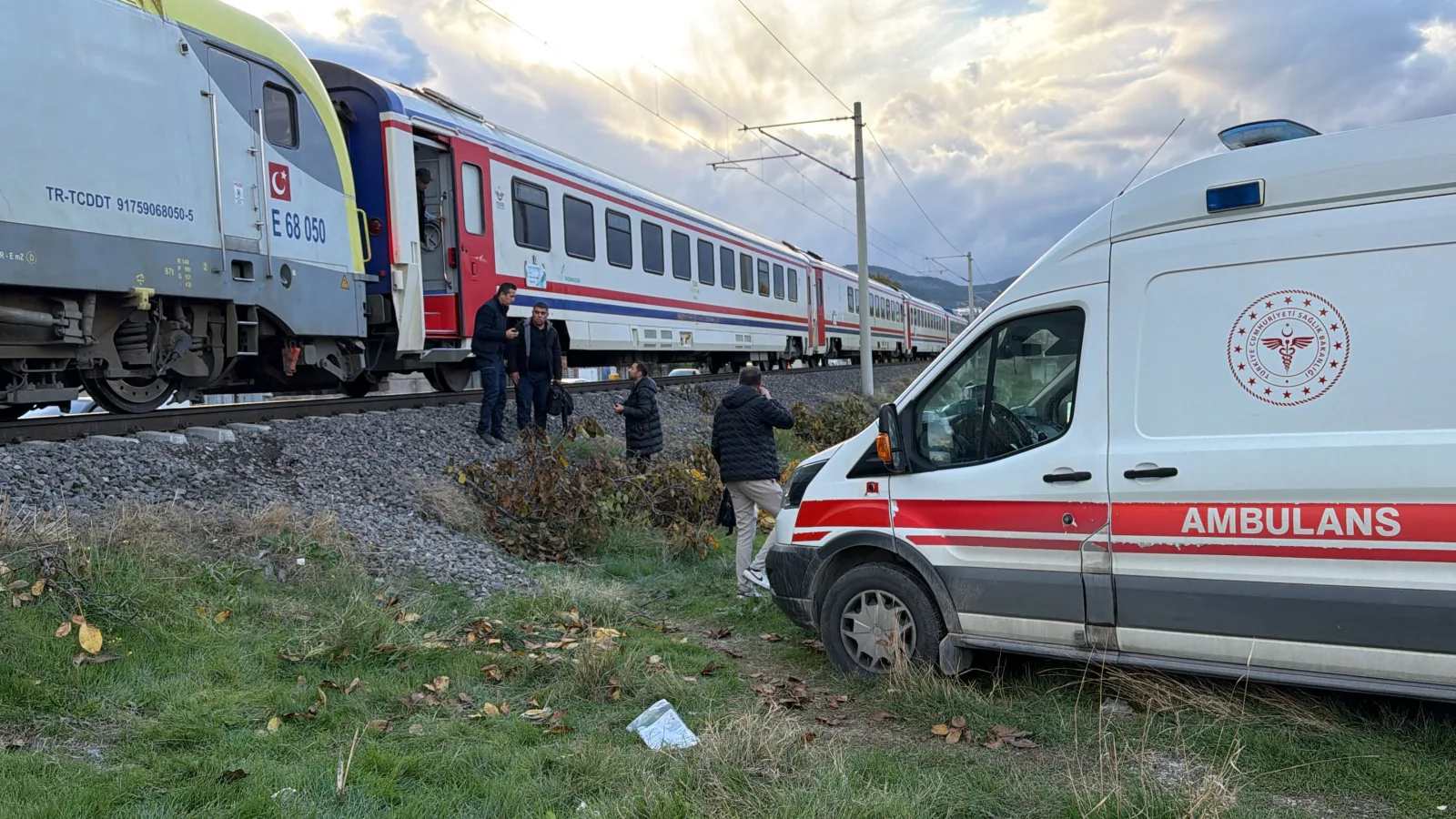 Kütahya’da yolcu treninin çarptığı yaya ağır yaralandı