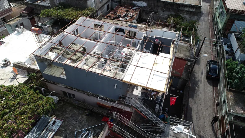 Kuvvetli rüzgarda çatısı uçan evin sahibi: Deprem oldu sandık