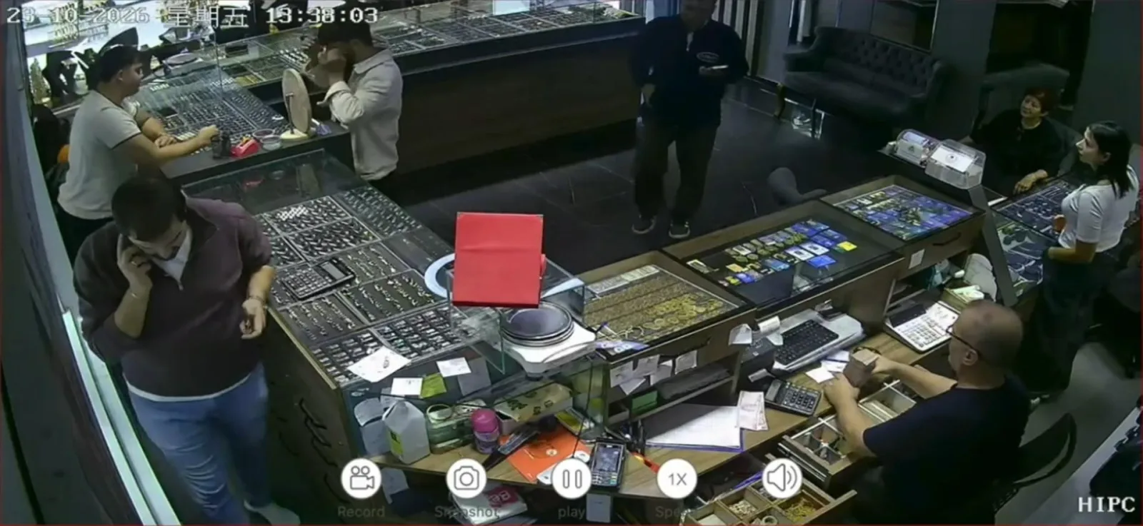 Kuyumculara sahte altın satan şüpheliler, şampiyon güreşçinin ihbarıyla yakalandı