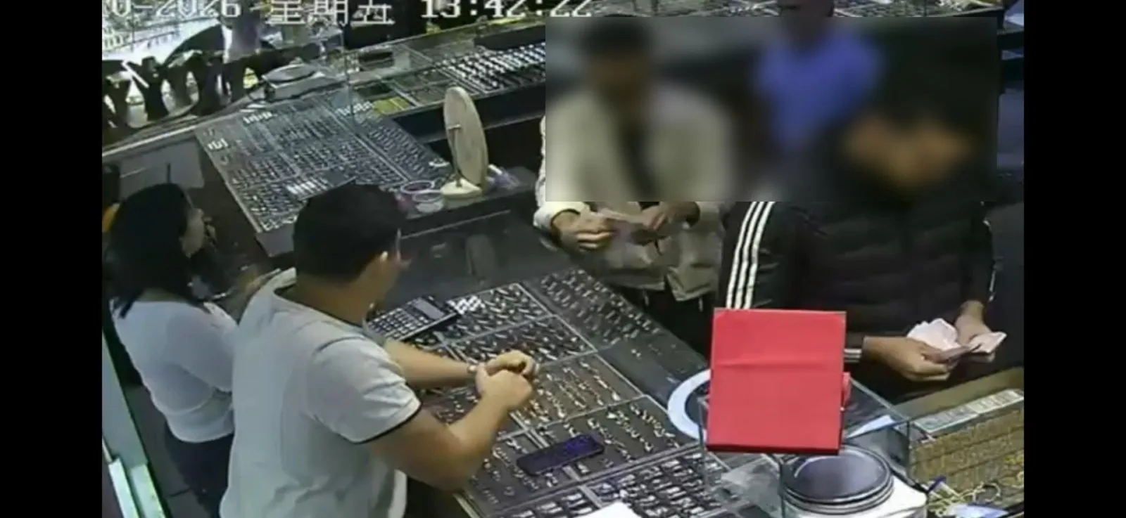 Kuyumculara sahte altın satan şüpheliler, şampiyon güreşçinin ihbarıyla yakalandı