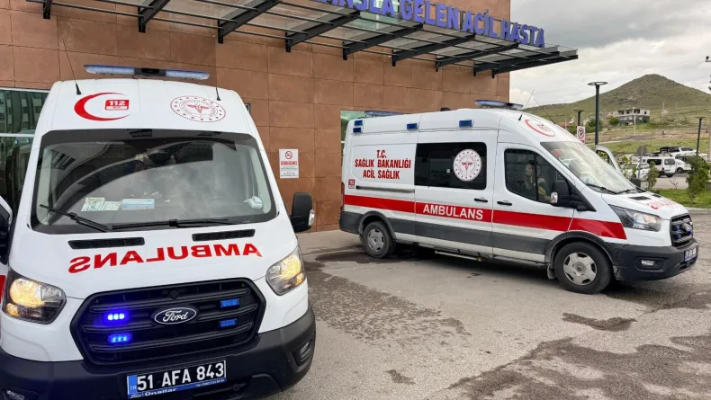Lastiği patlayan minibüs şarampole devrildi; 5 yaralı