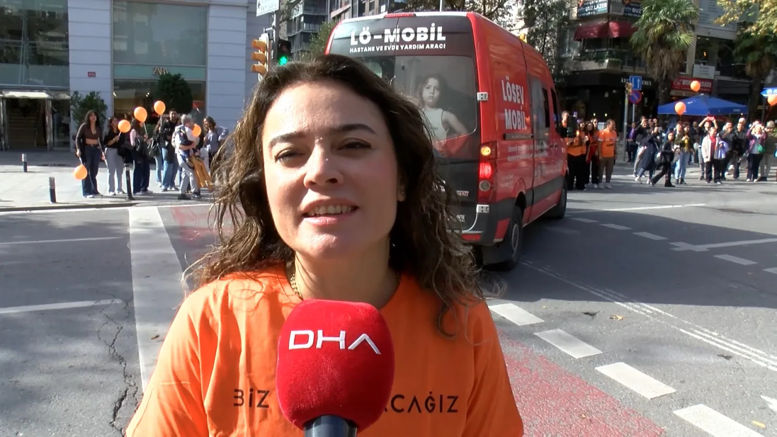 LÖSEV’den Bağdat Caddesi'nde Yonca Evcimik’le dans etkinliği
