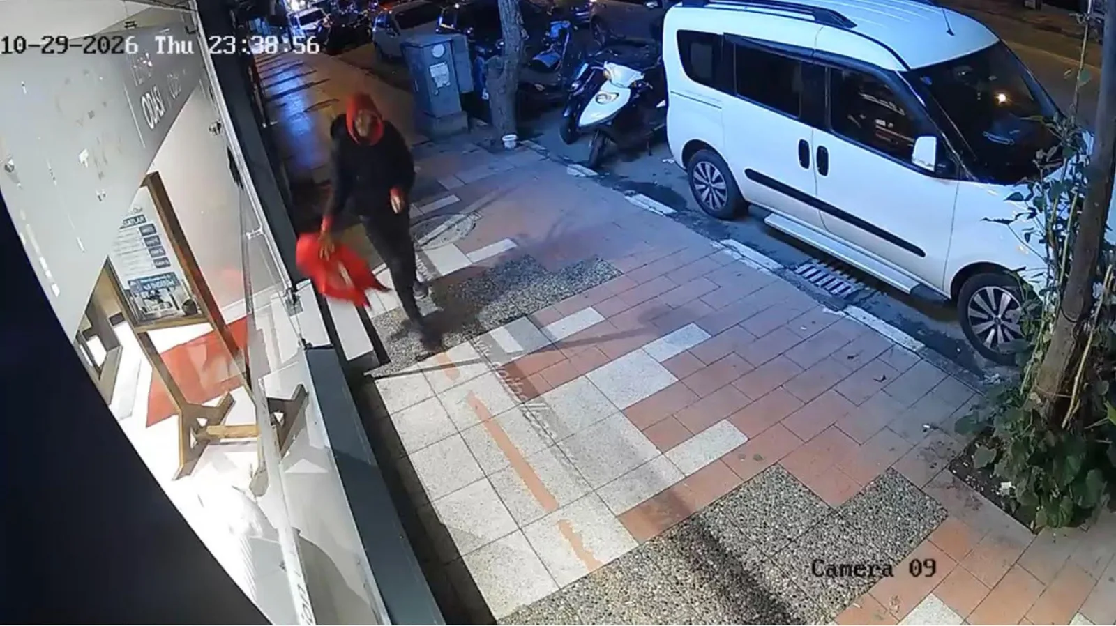Mağaza önünde asılı Türk bayrağını yere attı