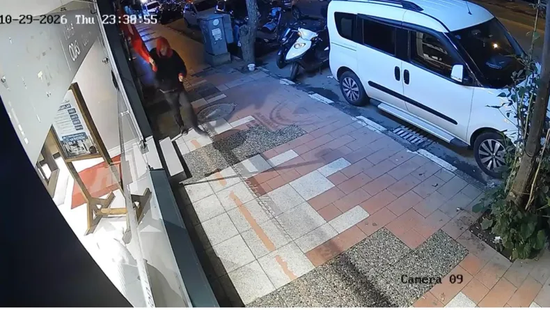 Mağaza önünde asılı Türk bayrağını yere attı