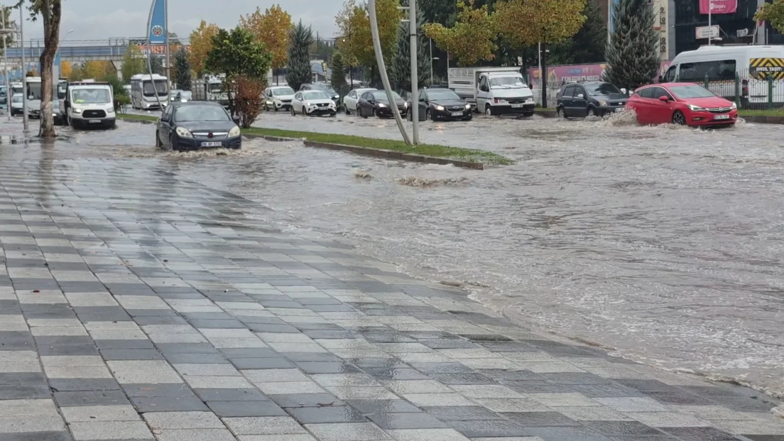 Malatya'da sağanak nedeniyle yollar göle döndü