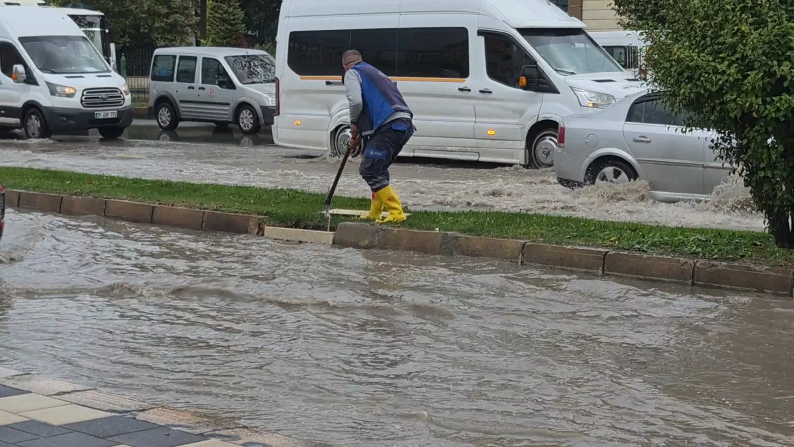 Malatya'da sağanak nedeniyle yollar göle döndü