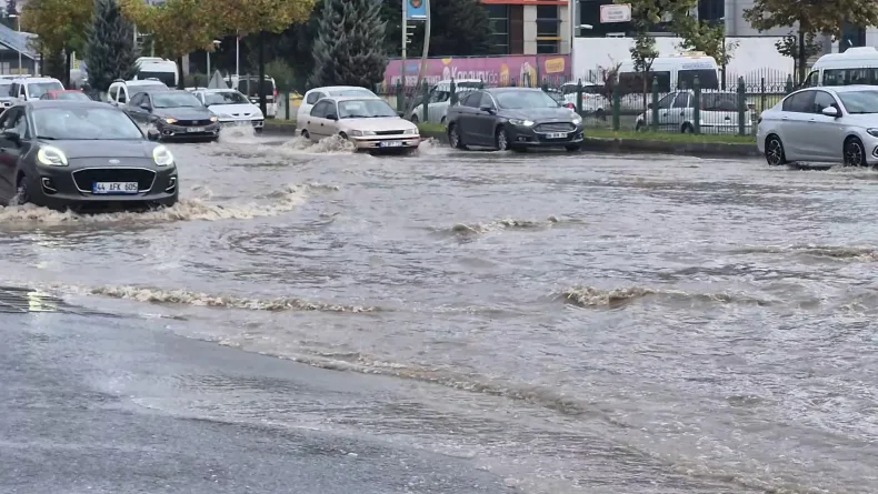 Malatya'da sağanak nedeniyle yollar göle döndü