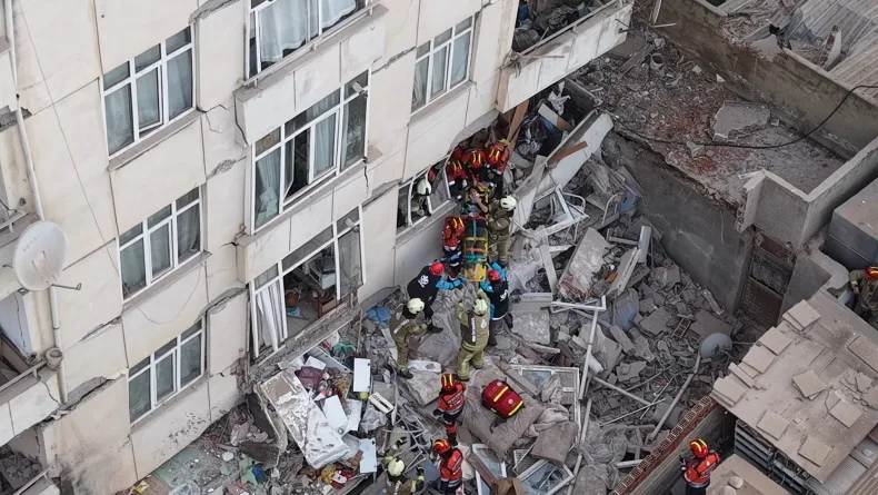Maltepe 7 katlı binada çökme; 5 kişi kurtarıl-1 / Yaralıların çıkarılışı havadan görüntü