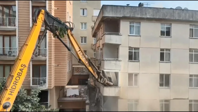 Maltepe'de çöken binada kontrollü yıkım başladı - 1
