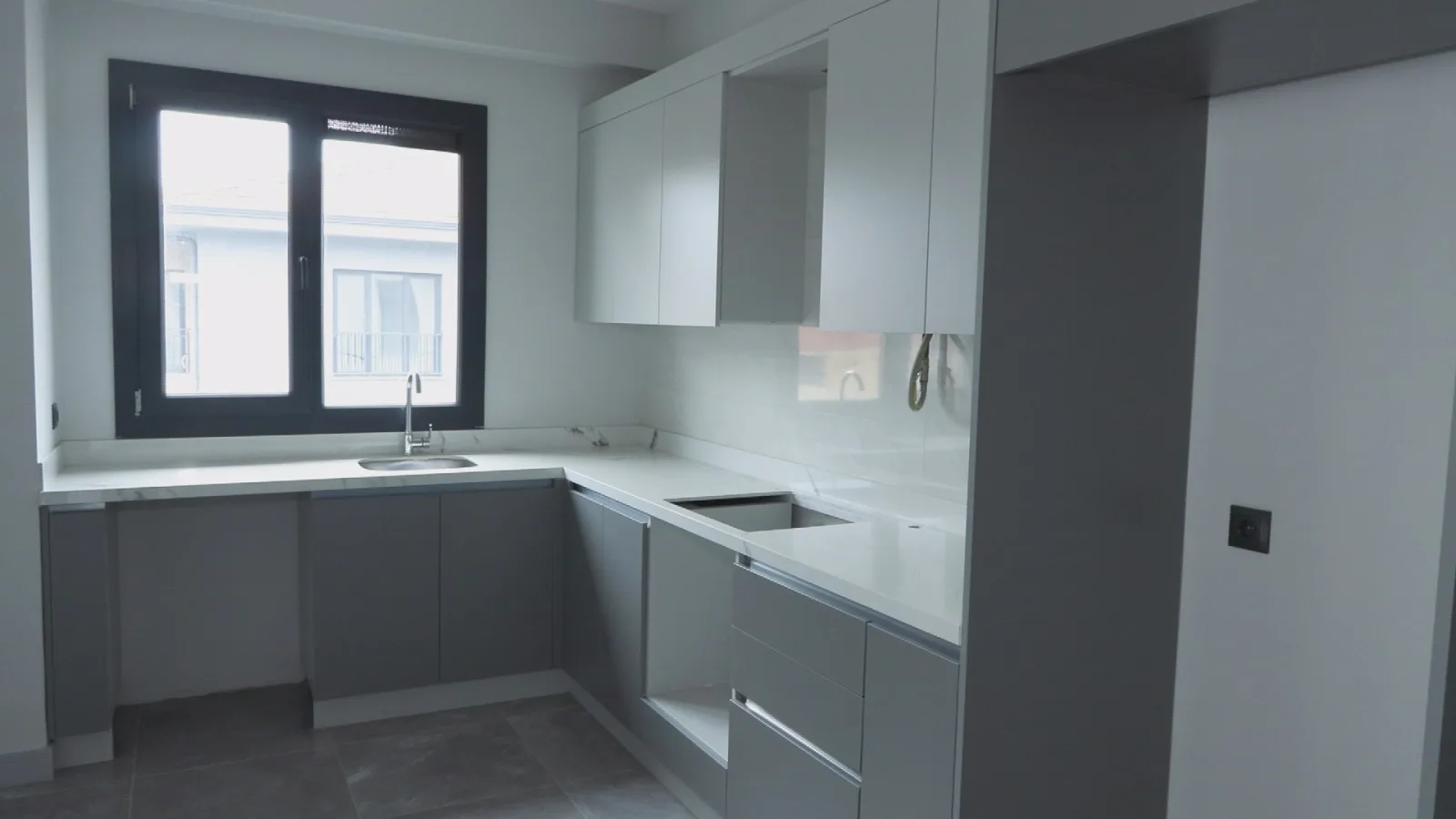 Maltepe'de çöken Kardeşler Apartmanı'ndaki hak sahiplerine yeni konutlar teslim edilmeye başlandı