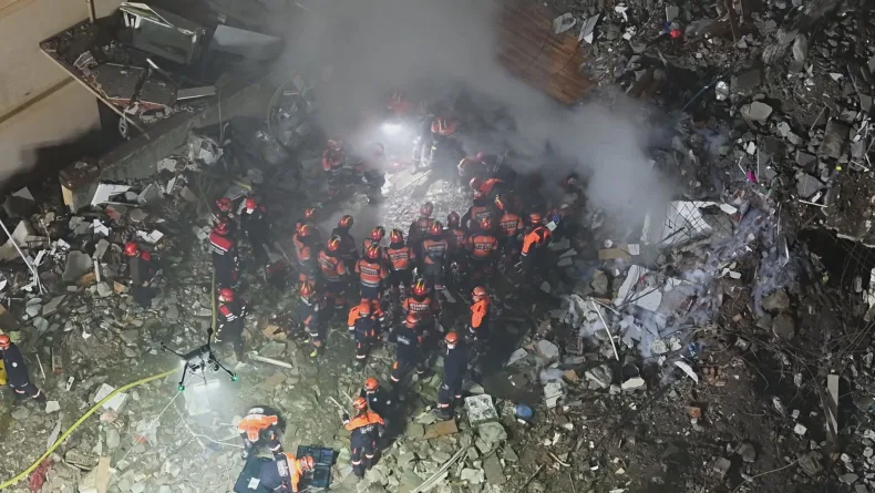 Maltepe'de enkaz altındaki 3 kişiyi arama çalışmaları havadan görüntülendi