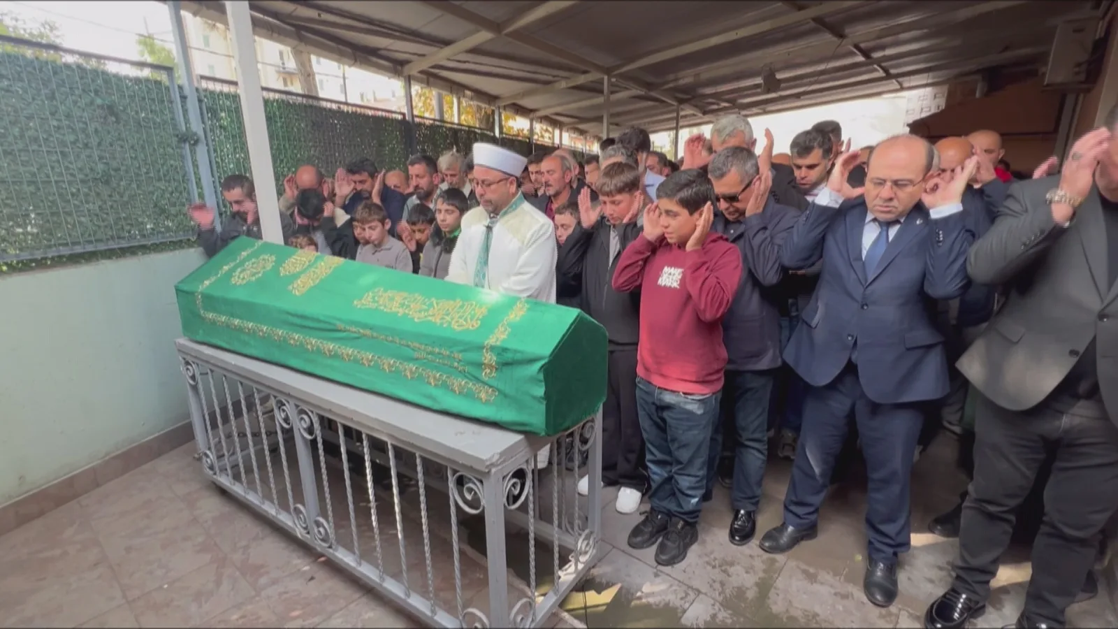 Maltepe'deki yangında ölen 12 yaşındaki Halil İbrahim son yolculuğuna uğurlandı