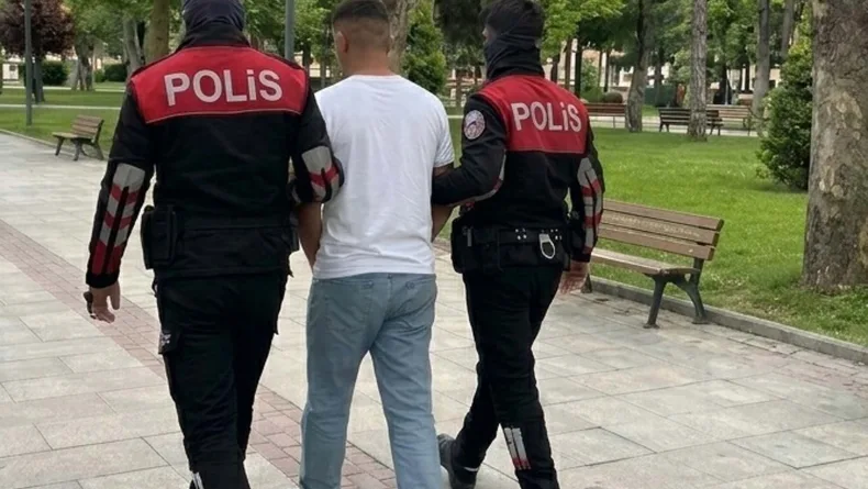 Manisa'da 152 yıl hapis cezasıyla aranan 17 yaşındaki firari yakalandı